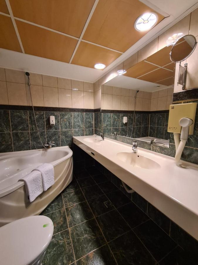 Hotel Mojo Bucureşti Ngoại thất bức ảnh