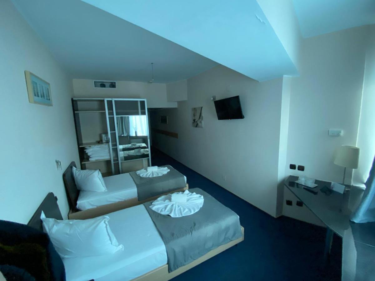 Hotel Mojo Bucureşti Ngoại thất bức ảnh