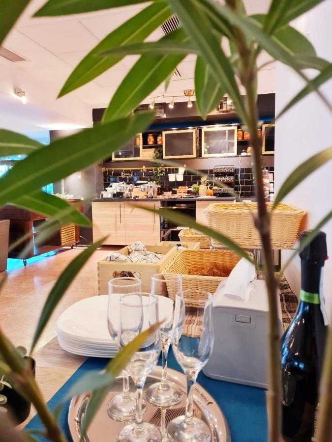 Hotel Mojo Bucureşti Ngoại thất bức ảnh